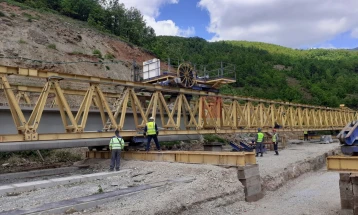 Nikolloski paralajmëron zhbllokimin e punimeve në autostradën Kërçovë-Ohër dhe përfundimin e saj deri në fund të vitit 2026