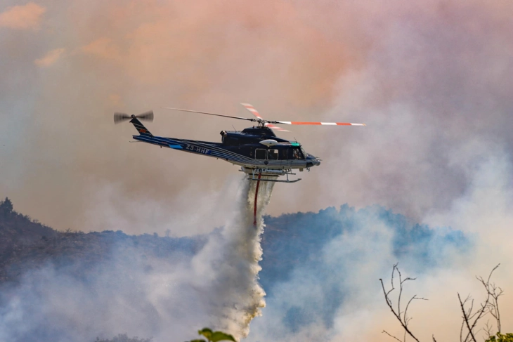 Хеликоптер дејствува на пожарот кај Пепелиште, линијата на фронтот на пожарот подолга од еден километар