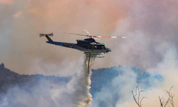 Хеликоптер дејствува на пожарот кај Пепелиште, линијата на фронтот на пожарот подолга од еден километар