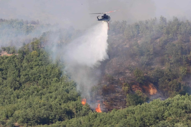 Со хеликоптер на МВР ставен под контрола пожарот кај велешкото село Караслари