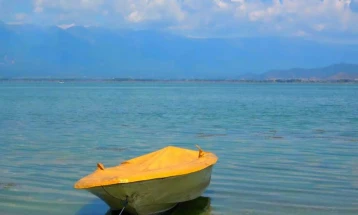 Водата во Дојранско Езеро 30 степени целзиусови, во Преспанското 28,5, а во Охридското 26,5