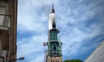Гори кулата на готската катедрала во францускиот град Руан