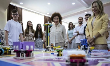 Претседателката Сиљановска Давкова ги додели сертификатите на учесниците на Кампот за високо-технолошка извонредност во Охрид