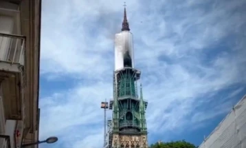 Локализиран пожарот што ја зафати кулата на готската катедрала во францускиот град Руан