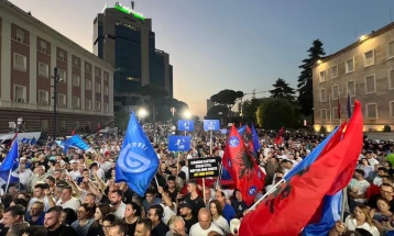Голем антиладин протест во Тирана, фрлани молотови коктели врз владата и градскто собрание