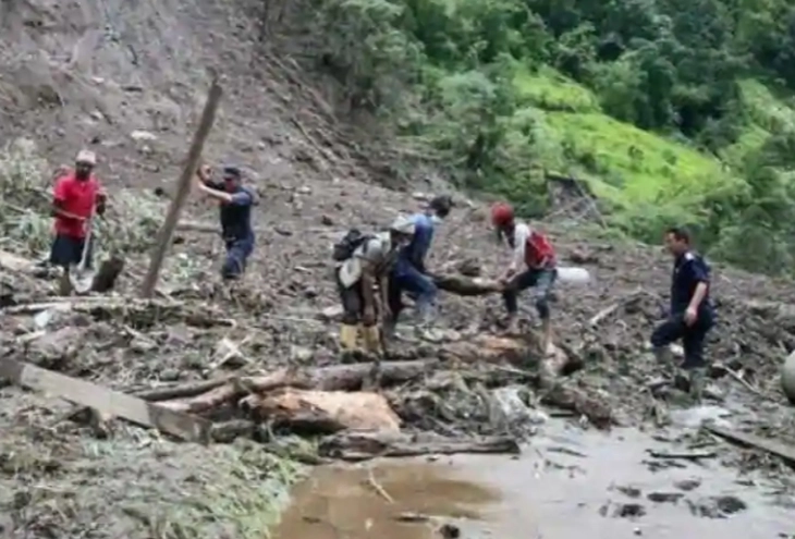 Над 60 луѓе се водат како исчезнати при свлечиште во Непал