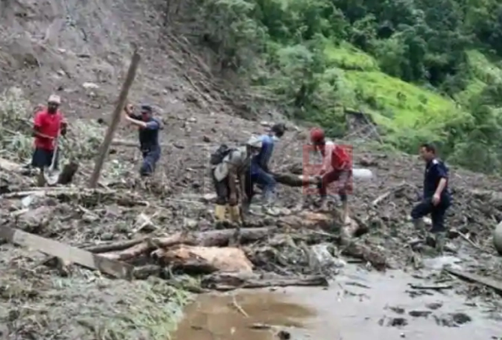 Mbi 60 persona rezultojnë si të zhdukur pas rrëshqitjes së dheut në Nepal