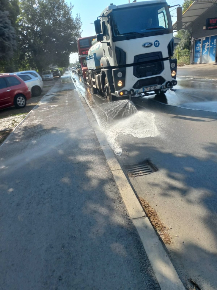 ЈП Комунална хигиена-Скопје секојдневно спроведува машинско миење на булеварите и улиците