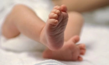 Бебе во тешка здравствена состојба оставено во центар на Велес, случаен минувач го однел в болница