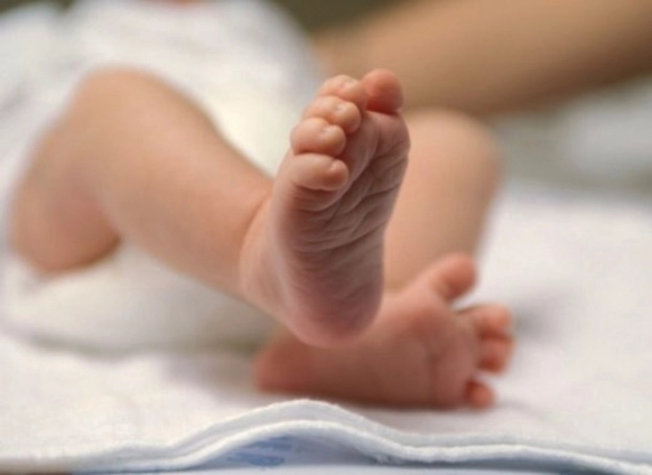 Një foshnje në gjendje të rëndë shëndetësore është lënë në qendër të Velesit, një kalimtar i rastit e dërgoi në spital