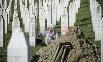 Геноцидот во Сребреница: Резолуцијата на ОН предизвика дебата низ Балканот, ЕУ со цврст став 