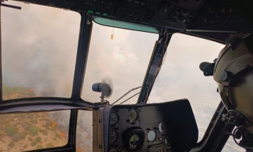 Dy helikopterët e Armatës hodhi 44 tonë ujë mbi zjarrin në malin Serta