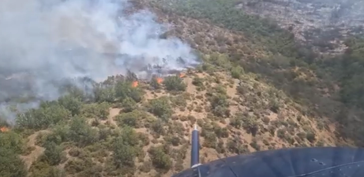 Helikopteri i policisë hodhi mbi 38 tonë mbi zjarrin në malin Serta