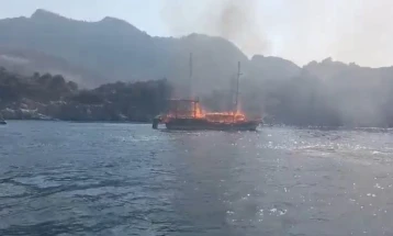 Најмалку 19 лица повредени во пожар на брод во близина на Мармарис