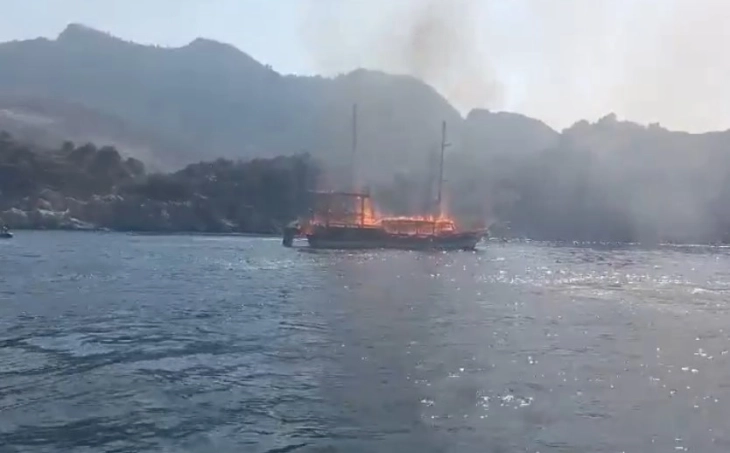 Të paktën 19 persona janë lënduar në zjarrin në një anije në afërsi të Marmarisit