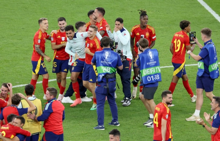 Classy Spain beat England 2-1 for a record fourth Euro title