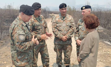 Siljanovska Davkova visits army members battling blazes near Negotino