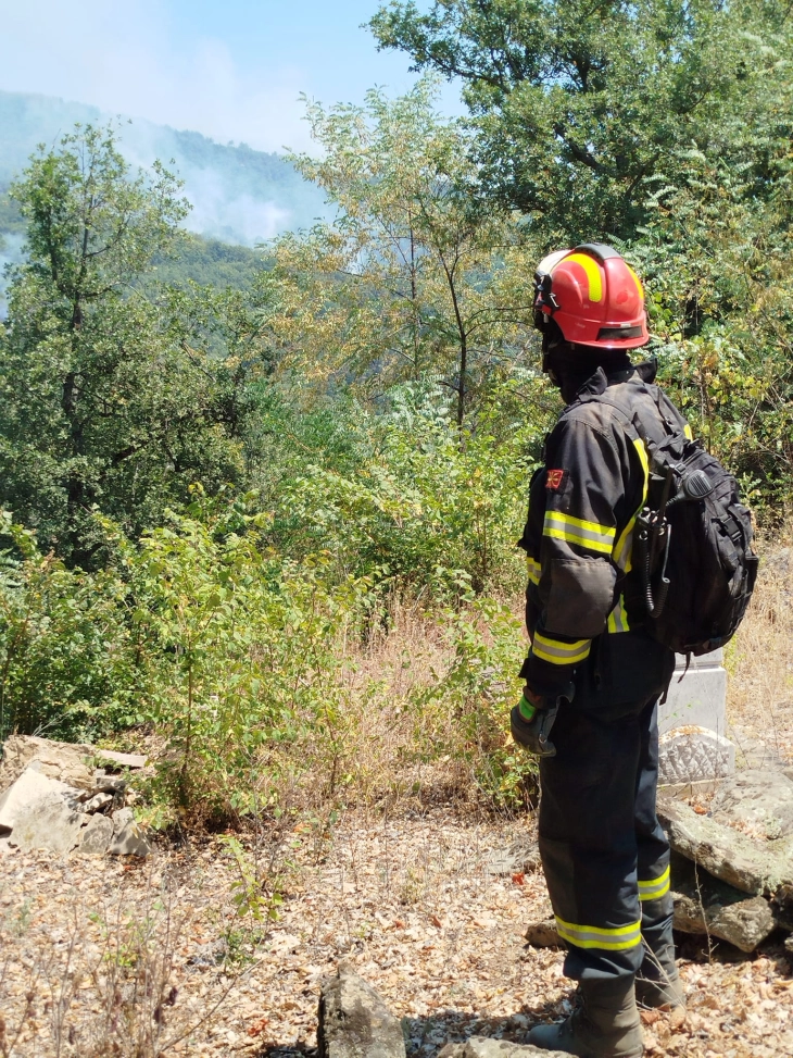 Zjarri në malin Ograzhden shuhet me ndihmën e helikopterëve serbë dhe turq