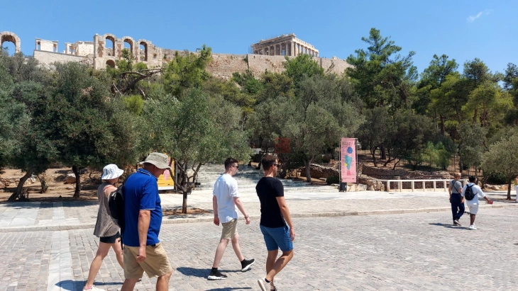 Акропол затворен меѓу 12 и 17 часот поради високите температури