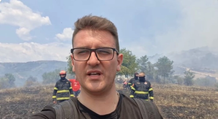 Kryetari i Novosellës, zjarrfikës dhe civilë janë bllokuar nga zjarri në malin Ograzhden