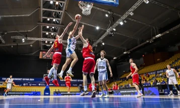 Младите кошаркари поразени од фаворитот Словенија на ЕП