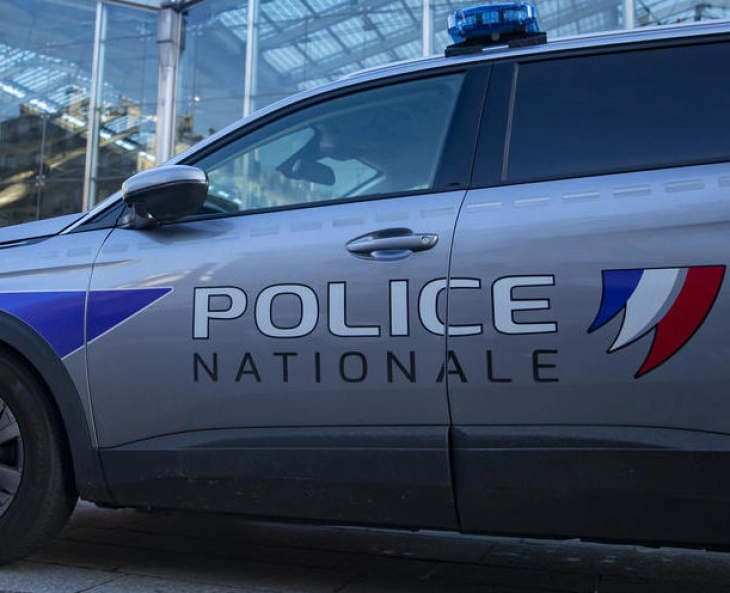 Еден загинат и шестмина повредени откако автомобил влета во тераса на кафуле во Париз