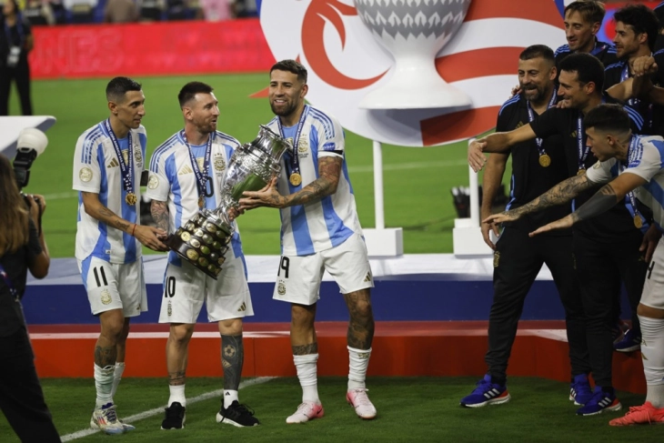 Presidenti argjentinas e ka pushuar nga puna zëvendësministrin e Sportit për shkak se i ka kërkuar Mesit të kërkojë falje për brohoritjen
