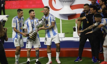 Presidenti argjentinas e ka pushuar nga puna zëvendësministrin e Sportit për shkak se i ka kërkuar Mesit të kërkojë falje për brohoritjen
