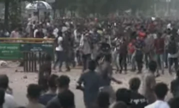 Демонстрантите ја запалија зградата на државната телевизија во Бангладеш