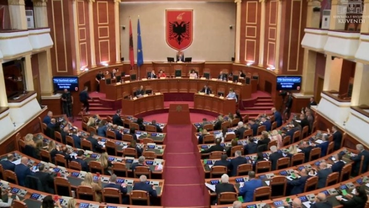 Албанскиот парламент усвои декларација за укинување на „законот за војна“ што Грција го има со Албанија, предвидува и враќање на имотите на протераните Чами