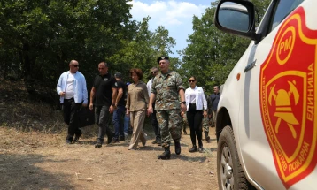 Siljanovska Davkova vizitoi pjesëtarët e Armatës të cilët marrin pjesë në shuarjen e zjarrit të madh në malin Sertë