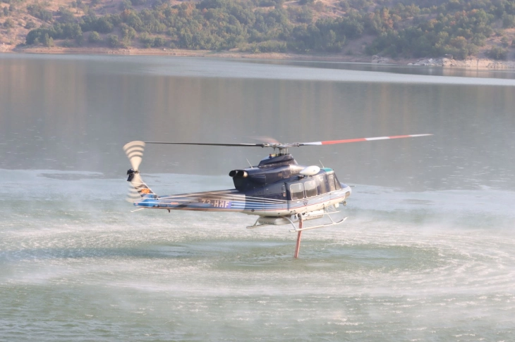 Полициските хеликоптери исфрлија над 120 тони вода врз пожари