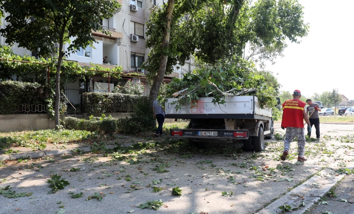 Në Shkup sanohen dëmet nga stuhia e mbrëmshme