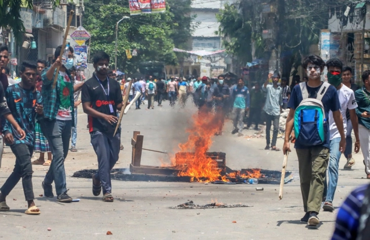 Protestuesit në Bangladesh lirojnë qindra të dënuar dhe i vënë flakën burgut