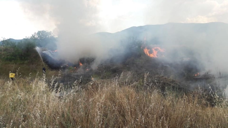 ЦУК: Пожарот зад  армиското стрелиште Пенуш се движи во насока кон Брегалница