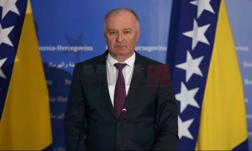 Министерот за одбрана на БИХ, Хелез ја поздрави одлуката на Дачиќ да не испраќа полицајци од Србија во БИХ