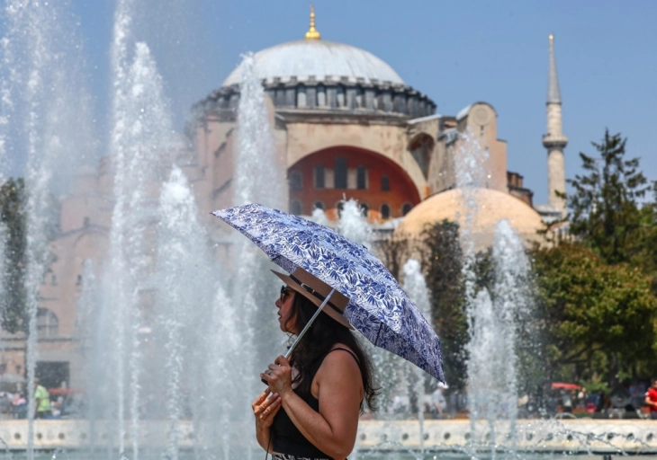 Рекордно висока влажност на воздухот од над 95 проценти во Истанбул, во областа Хатај температура од над 40 степени се чувствувала како 62 степени Целзиусови