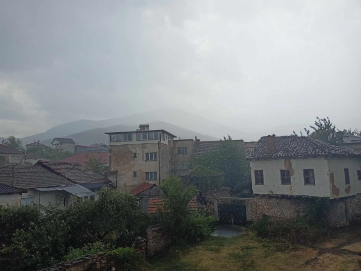Дождот што врне попладнево во општина Чашка ги гасне повеќедневните шумски пожари во поширокиот регион