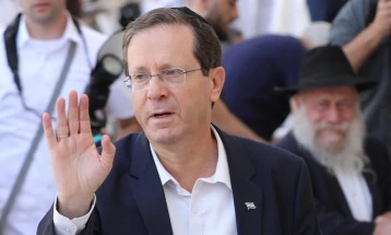 Претседателот на Израел чекал 40 минути во авионот во Париз поради „безбедносни причини“