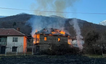 Пожар зафатил неколку куќи во струмичко Ново Село, во гаснењето ангажирани и два хеликоптера