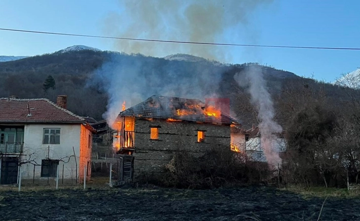 Një zjarr ka përfshirë disa shtëpi në Novo sellë të Strumicës, në shuarje janë angazhuar dy helikopterë