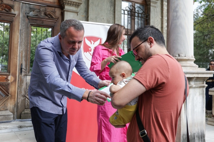 Герасимовски: 150 семејства со новороденче добија по 7.000 денари еднократна парична помош