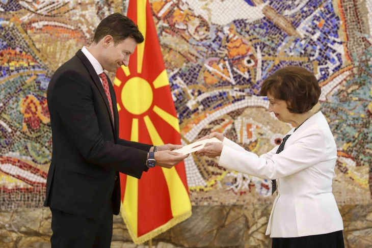 Presidentja Siljanovska Davkova i pranoi letrat kredenciale të ambasadorit të ri shqiptar Denion Mejdani