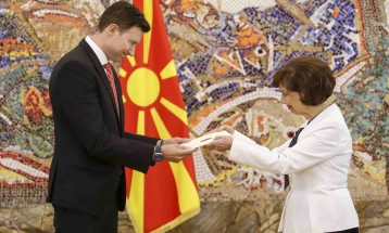 Presidentja Siljanovska Davkova i pranoi letrat kredenciale të ambasadorit të ri shqiptar Denion Mejdani