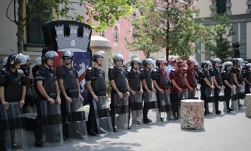 Protestë e opozitës para bashkisë së Tiranës