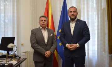 Министерот Тошковски во посета на македонската амбасада во Белград