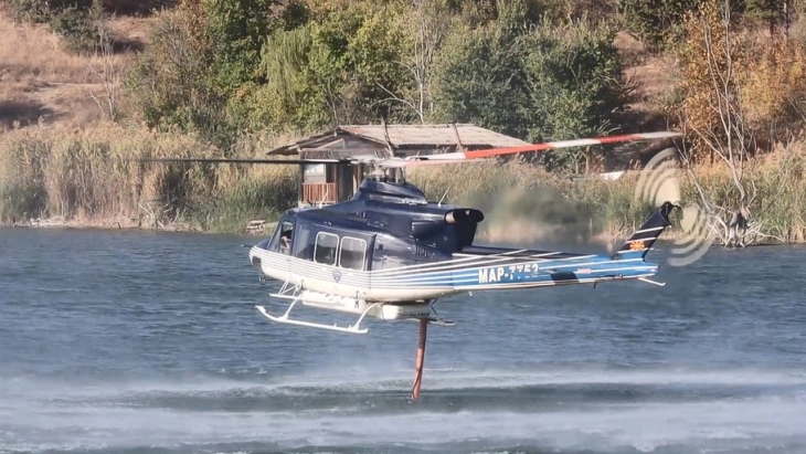 Helikopterët e policisë hodhën mbi 65 tonë ujë mbi zjarret afër fshatit Tazevë dhe parkut nacional 