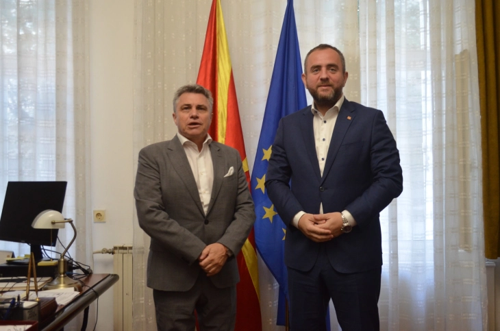 Ministri Toshkovski për vizitë në ambasadën e Maqedonisë së Veriut në Beograd