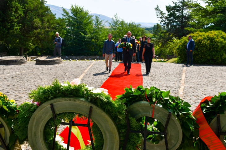 Делегација од Кисела Вода положи цвеќе пред Споменикот на жртвите од земјотресот во Скопје