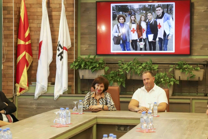 Претседателката Сиљановска Давкова во посета на Црвениот крст